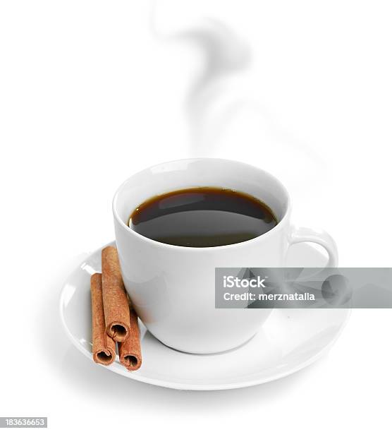 Tasse Kaffee Mit Zimt Isoliert Auf Weißem Hintergrund Stockfoto und mehr Bilder von Braun