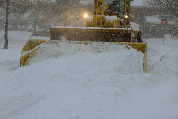 durante las fuertes nevadas, la nieve se retira del estacionamiento con un camión quitanieves - snowplow snow parking lot truck fotografías e imágenes de stock