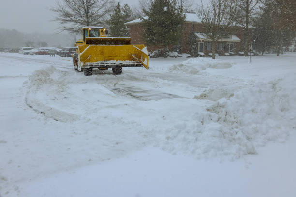 en el curso de la remoción de nieve del estacionamiento en una intensa tormenta de nieve, un camión quitanieves quita la nieve - snowplow snow parking lot truck fotografías e imágenes de stock