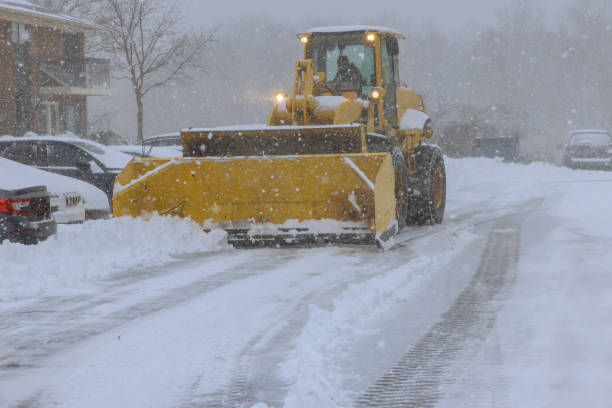 durante las fuertes nevadas, se utilizan quitanieves para despejar los aparcamientos - snowplow snow parking lot truck fotografías e imágenes de stock