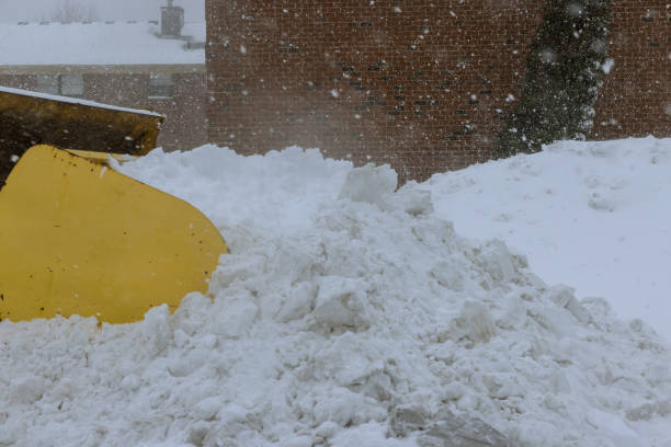 durante una fuerte nevada, un camión quitanieves quita la nieve de un estacionamiento de automóviles - snowplow snow parking lot truck fotografías e imágenes de stock