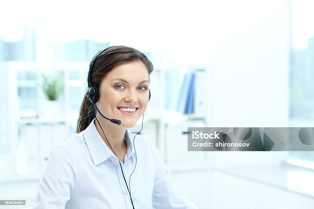 Mujer con auriculares - Foto de stock de Auriculares - Aparato de información libre de derechos