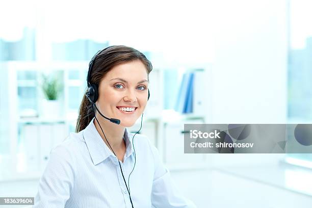 Mujer Con Auriculares Foto de stock y más banco de imágenes de Auriculares - Aparato de información - Auriculares - Aparato de información, Confianza en sí mismo, Moderno