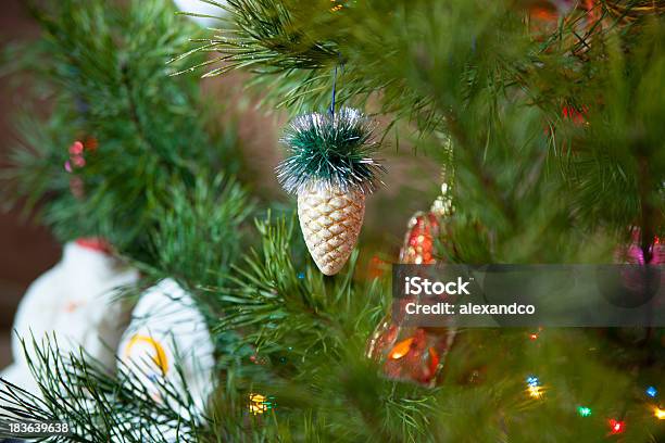 Verschiedene Weihnachten Spielzeug Auf Die Evergreen Tree Stockfoto und mehr Bilder von Ast - Pflanzenbestandteil