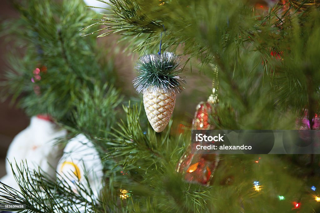 Vari Natale giocattoli su un decorate Albero sempreverde - Foto stock royalty-free di Albero