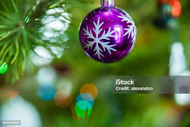 Różne Boże Narodzenie Zabawki Na Urządzone Drzewo Wiecznie Zielone - zdjęcia stockowe i więcej obrazów Bez ludzi