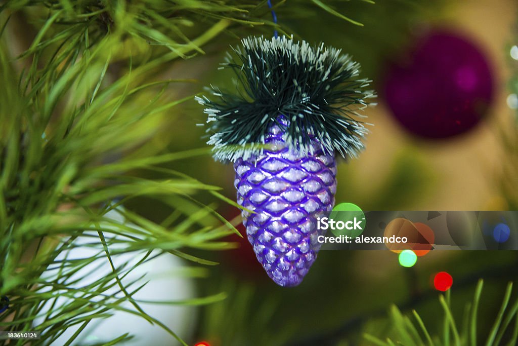 Divers jouets de Noël sur une décoration Arbre à feuilles persistantes - Photo de Arbre libre de droits