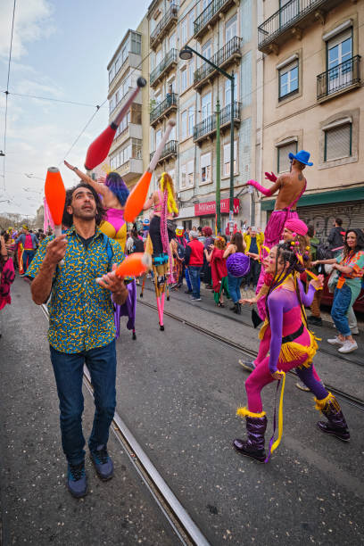 芸術集団秘密コロンビーナによるリスボンの街でのカーニバルパレード - traditional festival juggling women performer ストックフォトと画像