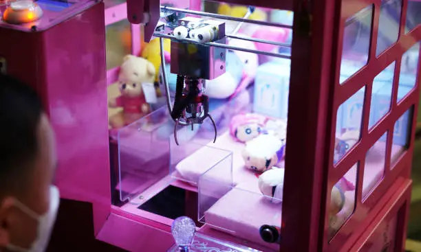 Photo of kid blur foreground play claw vending machine