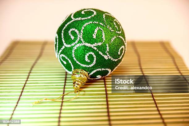 Foto de Árvore Verde Bola De Ano Novo e mais fotos de stock de Artigo de decoração - Artigo de decoração, Bola de Árvore de Natal, Comemoração - Conceito