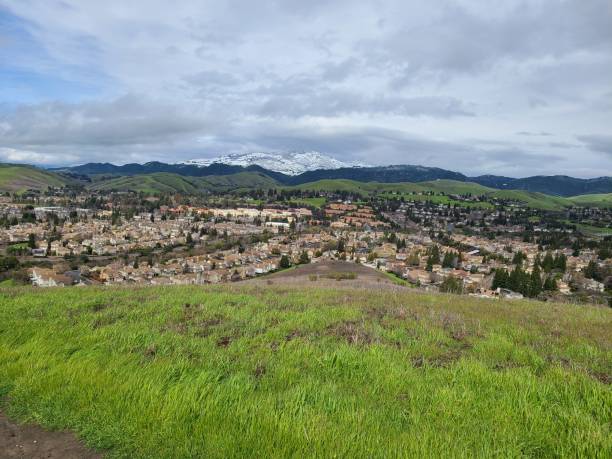 snowy mt diablo after a cold storm in late winter, san ramon, california - mt diablo state park california san francisco bay area suburb imagens e fotografias de stock