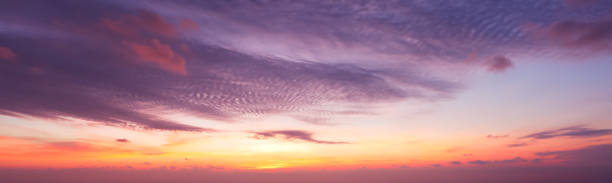 sfondo cielo al tramonto - vapor trail cirrus sky cloudscape foto e immagini stock