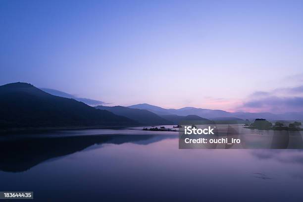 Tiempo De Daybreak Azul Foto de stock y más banco de imágenes de Lago - Lago, Lago Akimoto, Agua