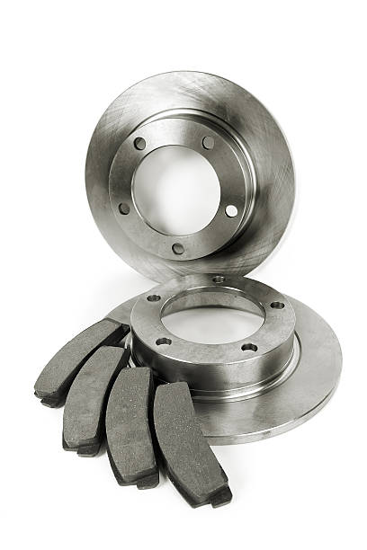 travão discos e blocos de papel - part of vehicle brake disc brake pad isolated - fotografias e filmes do acervo