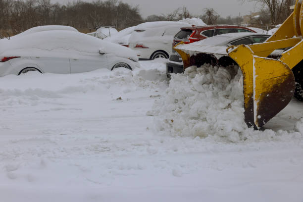 es común que los camiones quitanieves retiren la nieve de los estacionamientos después de una fuerte nevada - snowplow snow parking lot truck fotografías e imágenes de stock