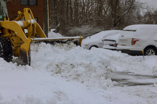 como resultado de las fuertes nevadas, se utilizan quitanieves para quitar la nieve de los estacionamientos - snowplow snow parking lot truck fotografías e imágenes de stock