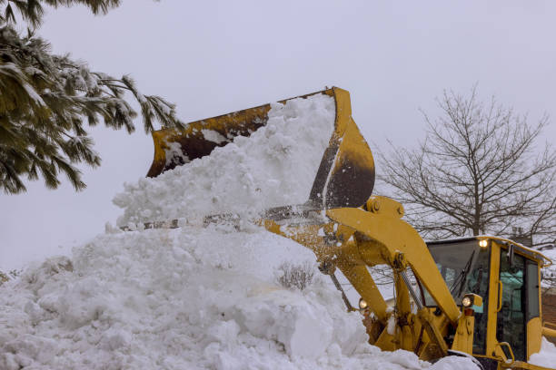 camión quitanieves retira la nieve de un estacionamiento después de una fuerte nevada - snowplow snow parking lot truck fotografías e imágenes de stock