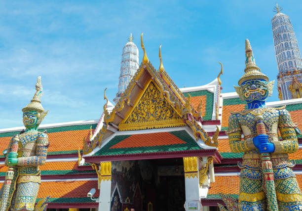 방콕 에메랄드 부처 사원 (emerald buddha temple) 내부의 두 거인 (야크) - bangkok thailand demon majestic 뉴스 사진 이미지