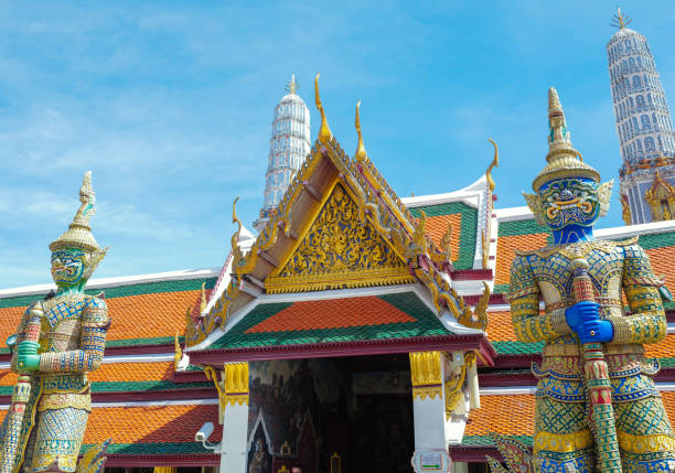 dois gigantes (iaque) dentro do templo do buda de esmeralda bangkok - bangkok thailand demon majestic - fotografias e filmes do acervo