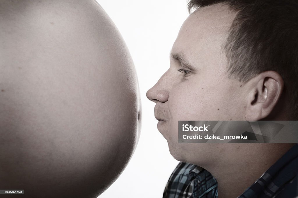 Отец и его Беременная жена's живота - Сто�ковые фото Беременная роялти-фри