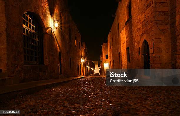 Photo libre de droit de Avenue Médiévale Des Chevaliers De La Citadelle De Nuit Rhodes Grèce banque d'images et plus d'images libres de droit de Antique