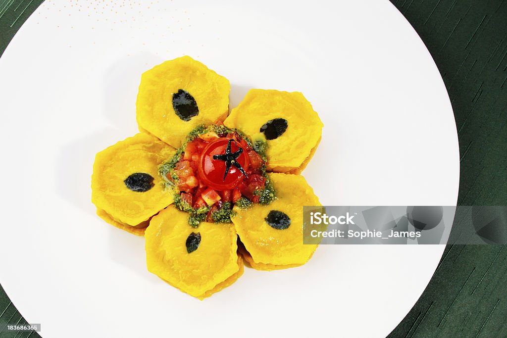 Ravioli avec de l'huile de truffe sombre, Vert et pesto - Photo de Aliment libre de droits