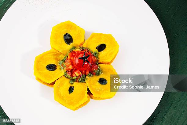 Ravioli Com Óleo De Trufa E Verde Escuro Pesto - Fotografias de stock e mais imagens de Alface - Alface, Alimentação Saudável, Almoço