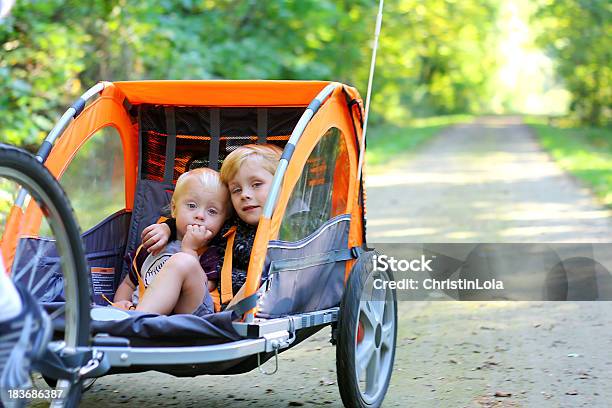 Dos Niños En Bicicleta Remolque Al Aire Libre Foto de stock y más banco de imágenes de Bicicleta - Bicicleta, Tráiler de vehículos, Andar en bicicleta