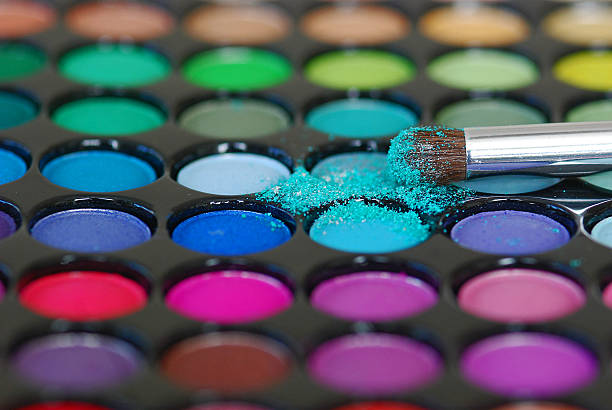 cosméticos para maquiagem - make up cosmetics make up brush beauty - fotografias e filmes do acervo