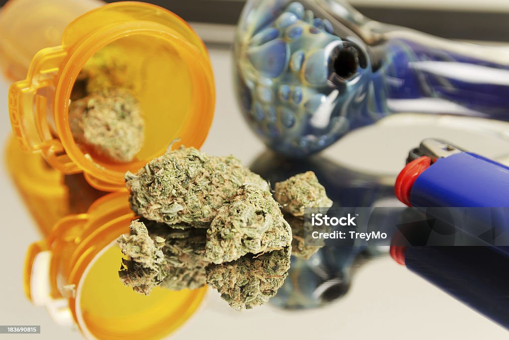 Медицинская марихуана и трубопроводов - Стоковые фото Альтернативная терапия роялти-фри
