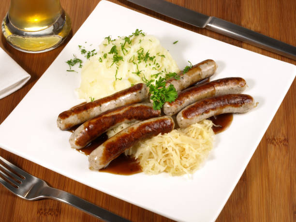 linguiças alemãs com chucrute e purê de batatas - german culture salad prepared potato bratwurst - fotografias e filmes do acervo