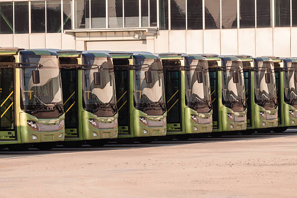 los autobuses en una fila - estación de autobús fotografías e imágenes de stock