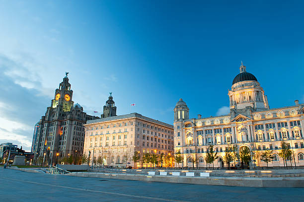 trzej gracje, budynki na liverpool's waterfront w nocy - liverpool zdjęcia i obrazy z banku zdjęć