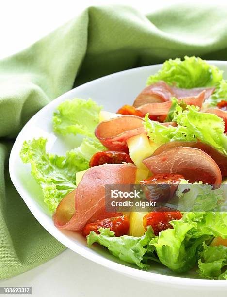 Foto de Petiscos De Salada Verde Com Presunto E Legumes e mais fotos de stock de Alface - Alface, Alimentação Saudável, Almoço
