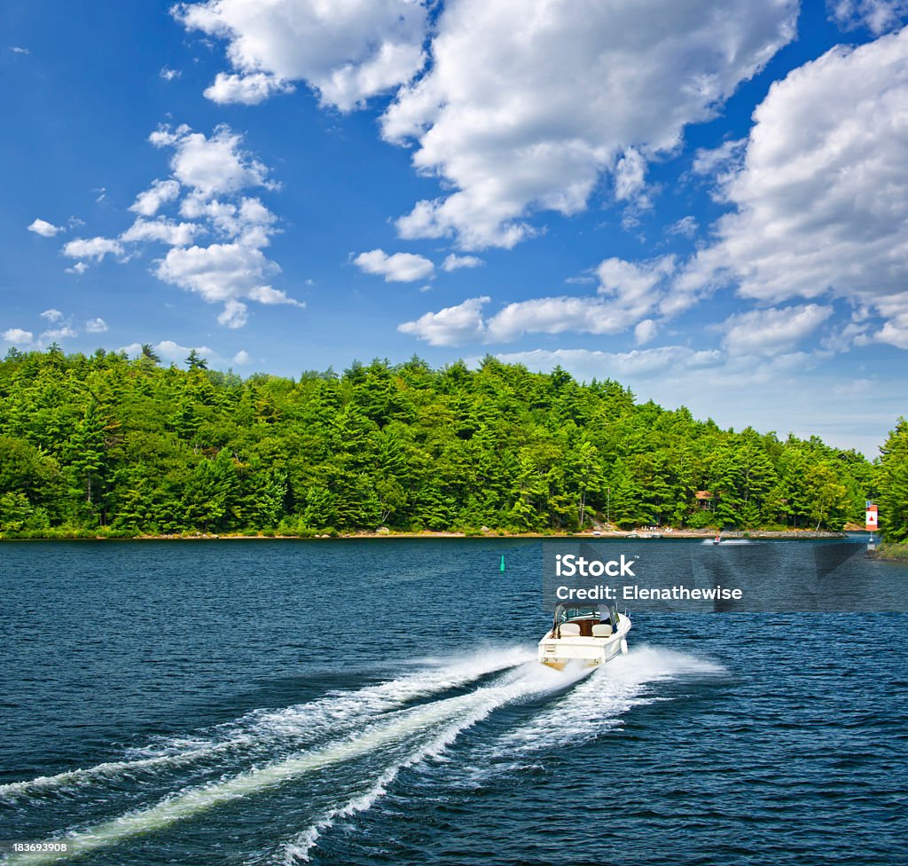 Passeio de barco no lago - Foto de stock de Veículo Aquático royalty-free