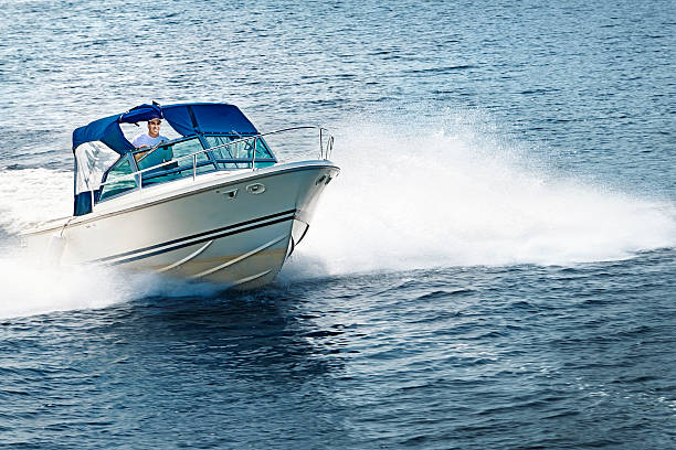 hombre en bote en el lago - nautical vessel motorboating motorboat fun fotografías e imágenes de stock