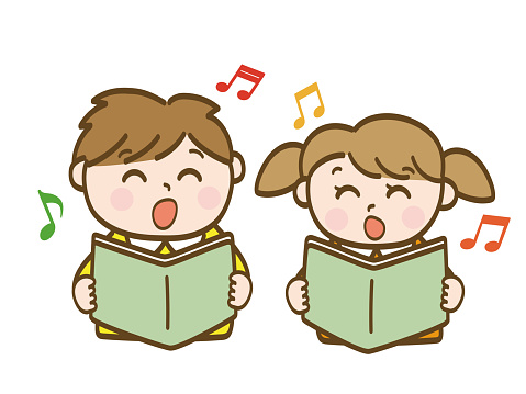 Boys and girls looking at sheet music and singing songs_Early elementary school students_Toddlers