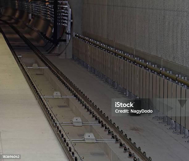 Un Túnel Subterráneo Foto de stock y más banco de imágenes de Cable - Cable, Calle, Calle principal - Calle