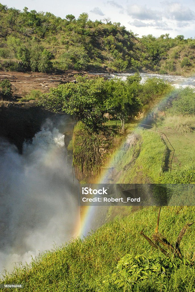 Chutes de Murchison rapids et arc-en-ciel au-dessus de falaises Ouganda - Photo de Afrique libre de droits