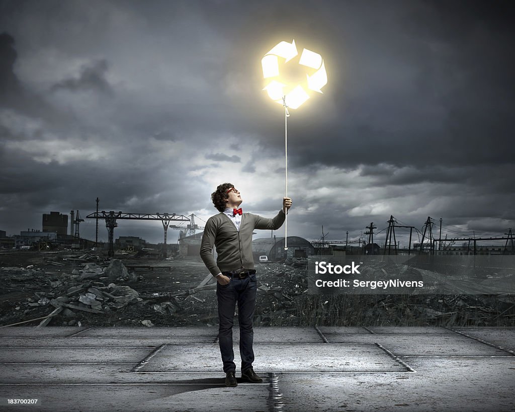 Junger Mann mit einem Recycling-symbol - Lizenzfrei Explodieren Stock-Foto