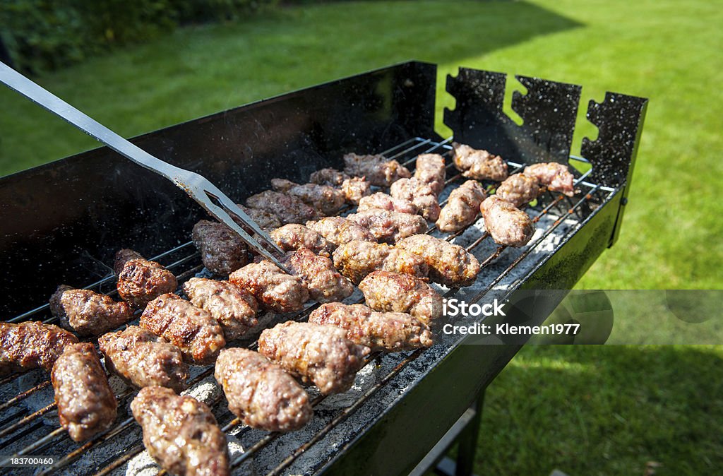 발칸 미트볼 불리는 cevapi on 바비큐, 바베큐 포크 - 로열티 프리 건강에 좋지 않은 음식 스톡 사진