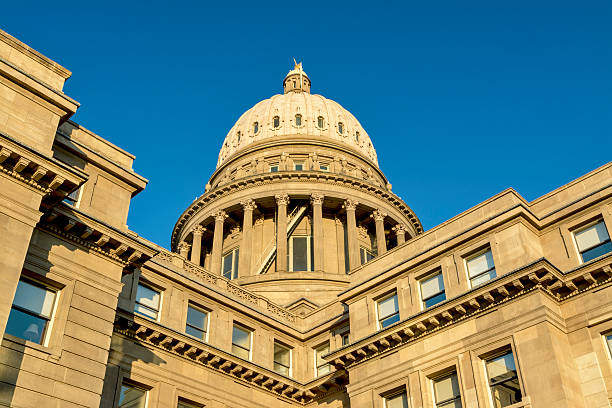 istock Close up view of a state capital building 183700464