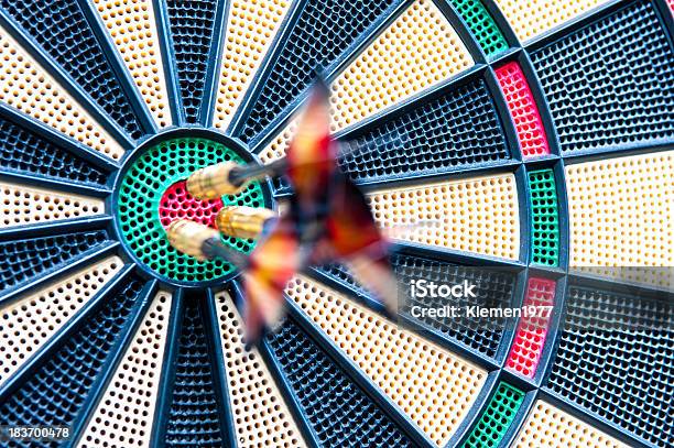 Verschwommene Darts Feststecken In Bullseye Stockfoto und mehr Bilder von Zielscheibe - Zielscheibe, Bildschärfe, Dartpfeil