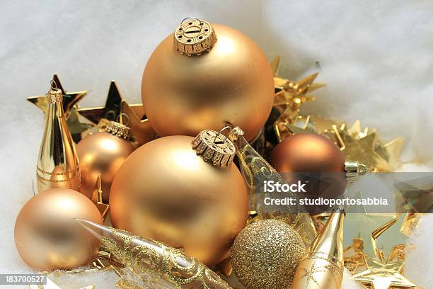 Decorações De Natal Dourado - Fotografias de stock e mais imagens de Bola de Árvore de Natal - Bola de Árvore de Natal, Comemoração - Conceito, Conceito