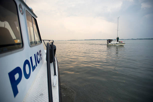 barco de polícia-imagem stock - save oceans imagens e fotografias de stock