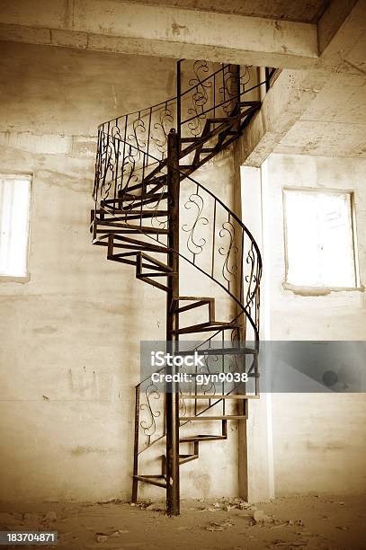 Escalera En Espiral Foto de stock y más banco de imágenes de Abstracto - Abstracto, Aire libre, Alto - Descripción física