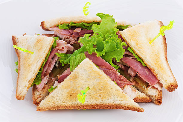 sandwichs, poulet, bacon et de légumes isolé sur blanc - sandwich food lunch chicken photos et images de collection