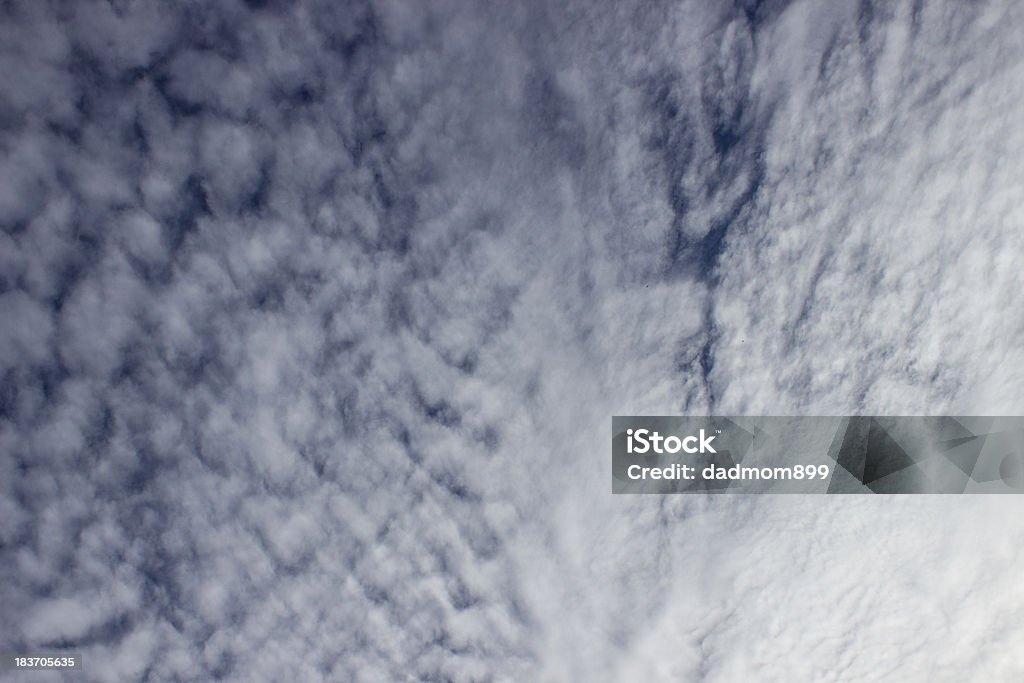 cielo azul con primer plano de nubes - Foto de stock de Aire libre libre de derechos
