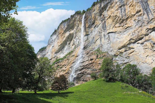 valle di lauterbrunnen nelle alpi svizzere - jungfrau region foto e immagini stock