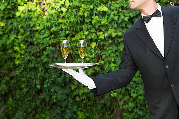 servicio de mayordomo - waiter butler champagne tray fotografías e imágenes de stock